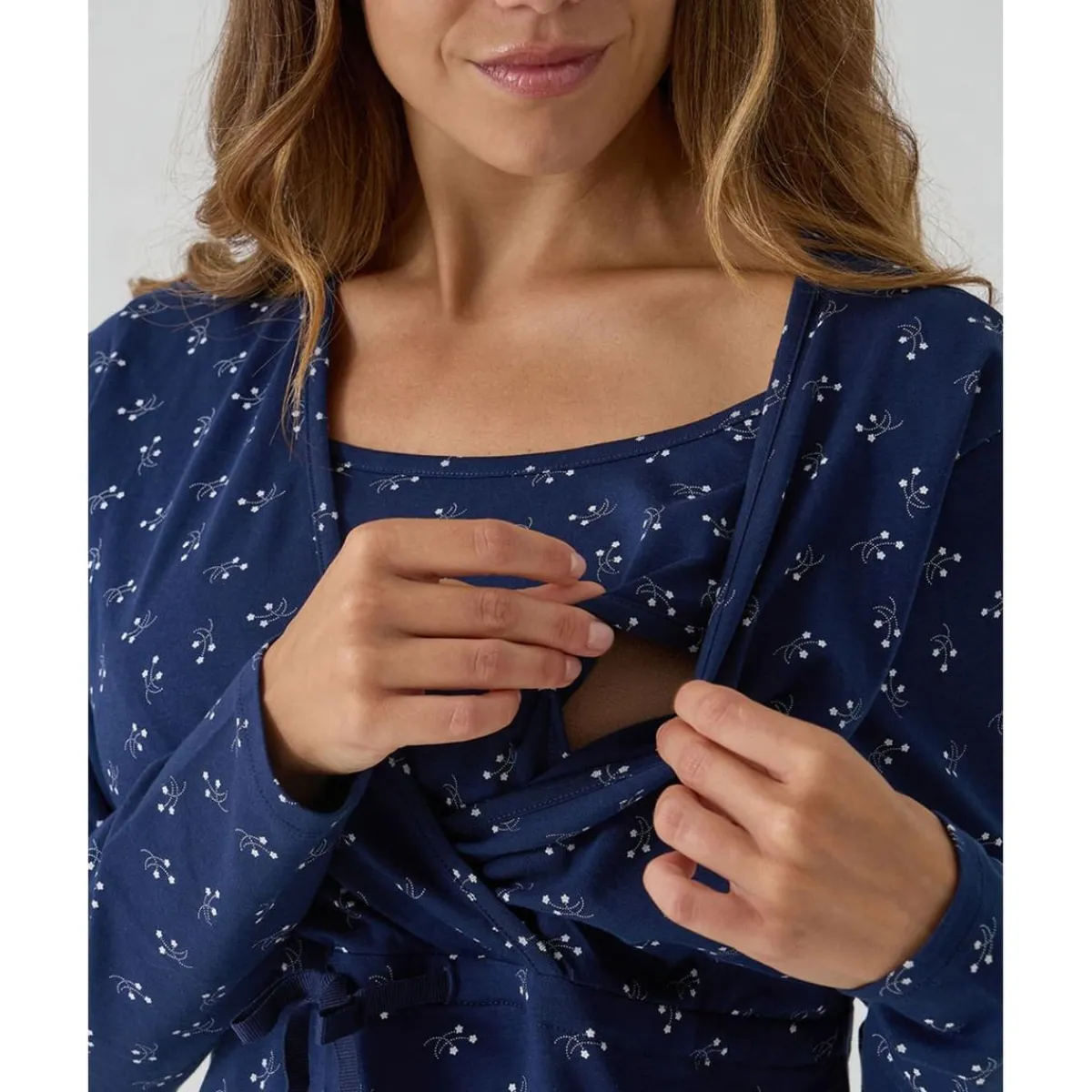 Camisa de noche premamá azul con flores all-over*Prenatal Online