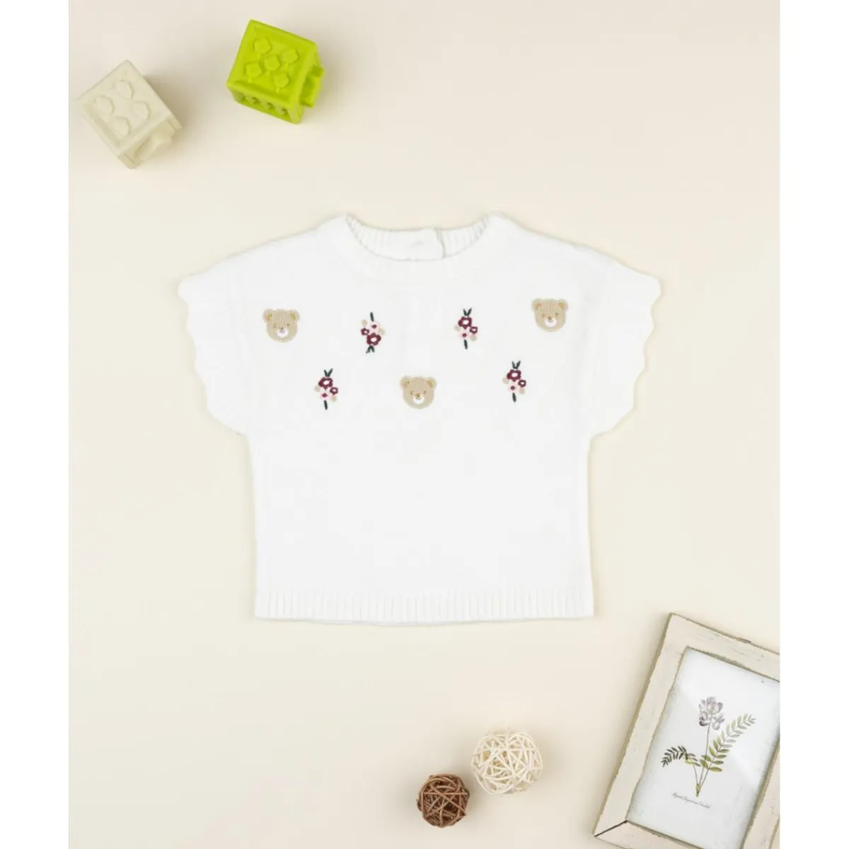 Chaleco de niña blanco bordado*Prenatal Sale