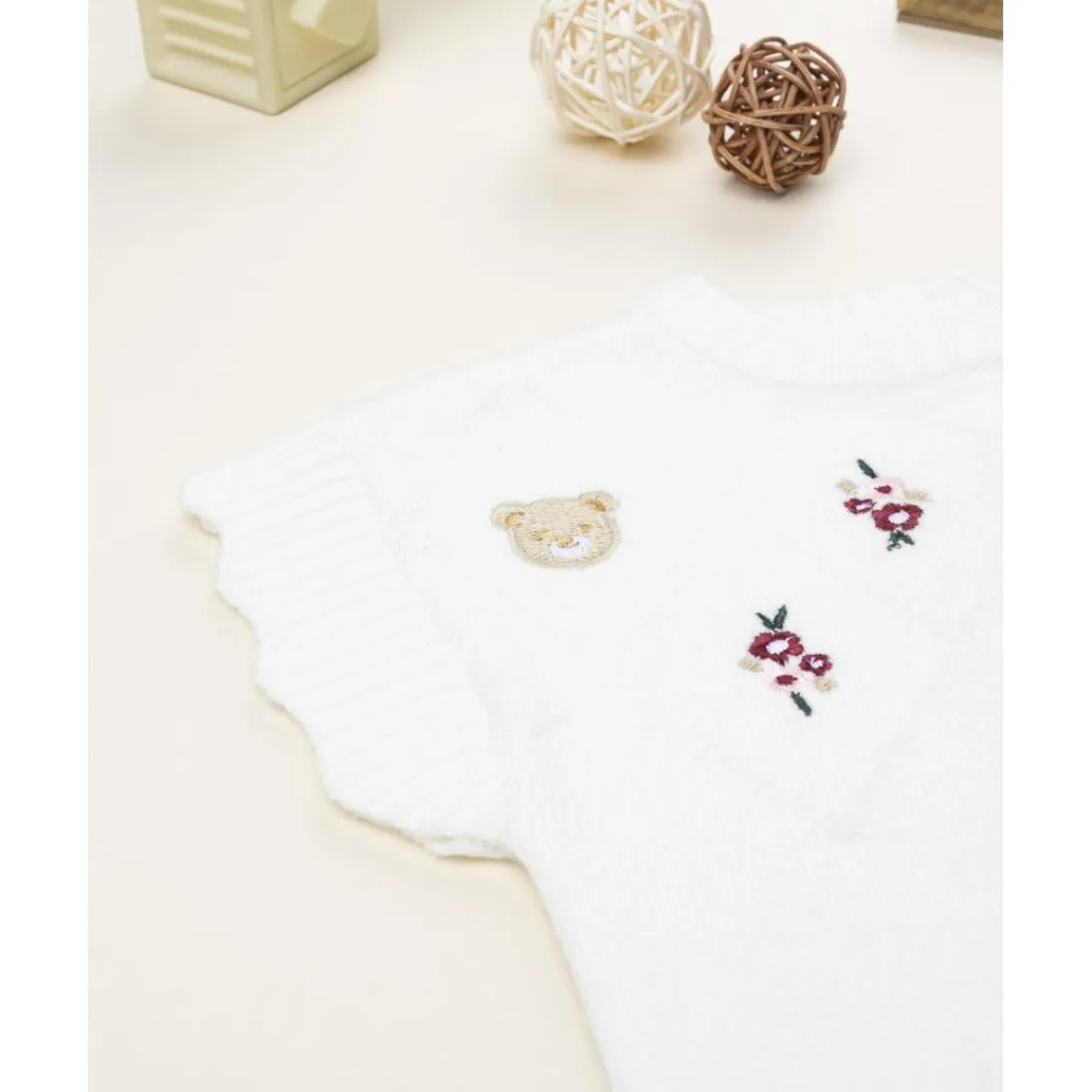 Chaleco de niña blanco bordado*Prenatal Sale