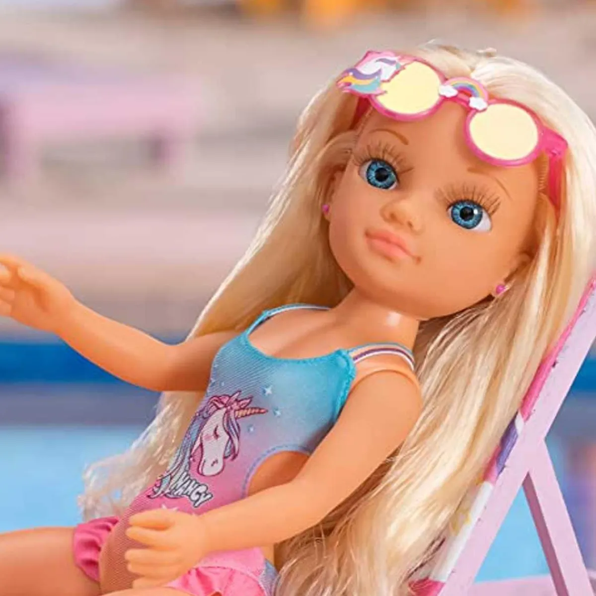 Hot - Muñeca con toalla mágica, pelo rubio largo, accesorios veraniegos y unicornio Muñecas