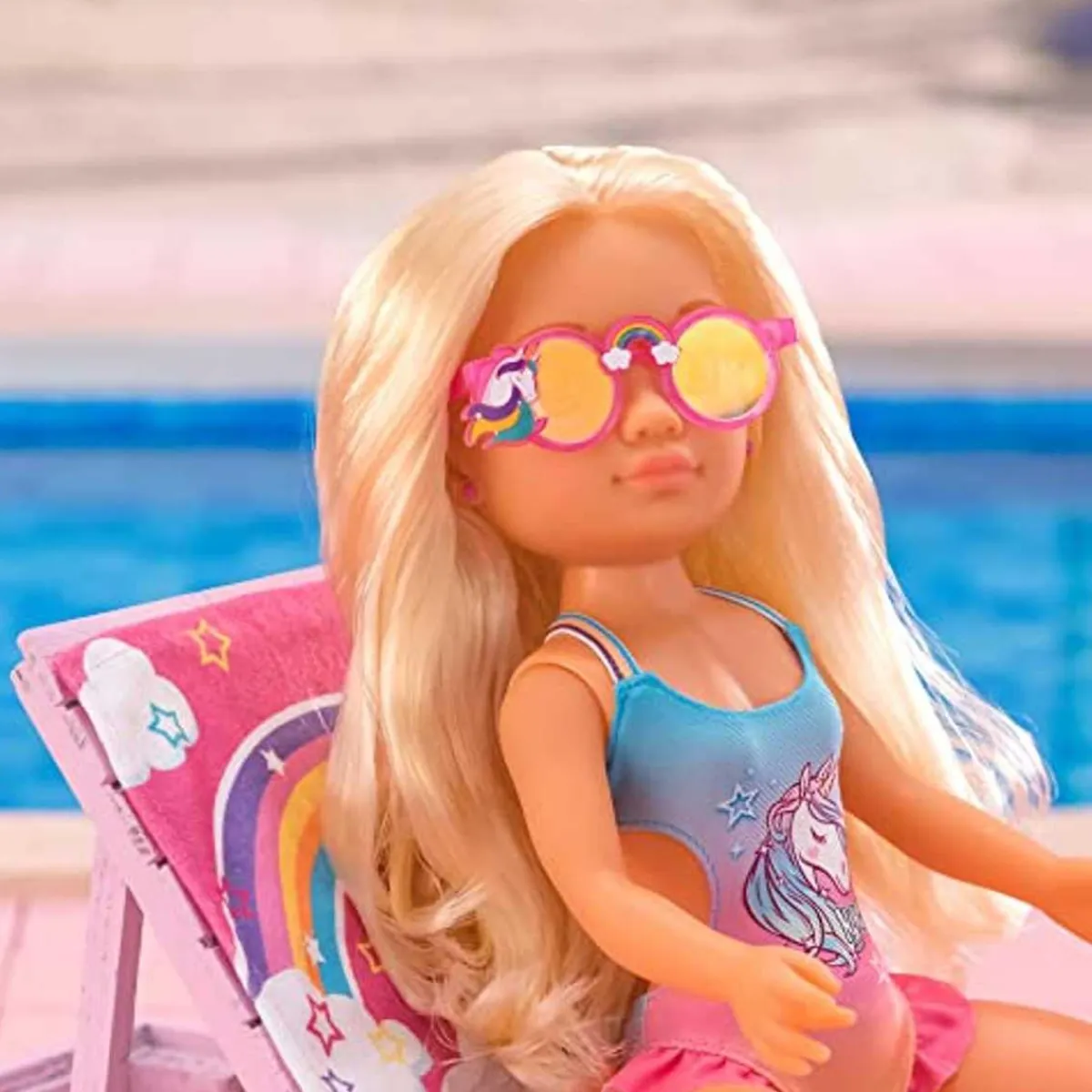 Hot - Muñeca con toalla mágica, pelo rubio largo, accesorios veraniegos y unicornio Muñecas
