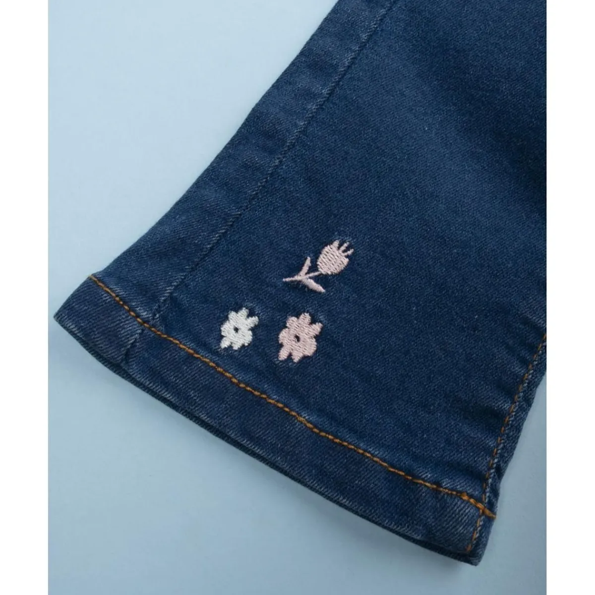 Pantalón campana denim niña con bordados florales*Prenatal Online
