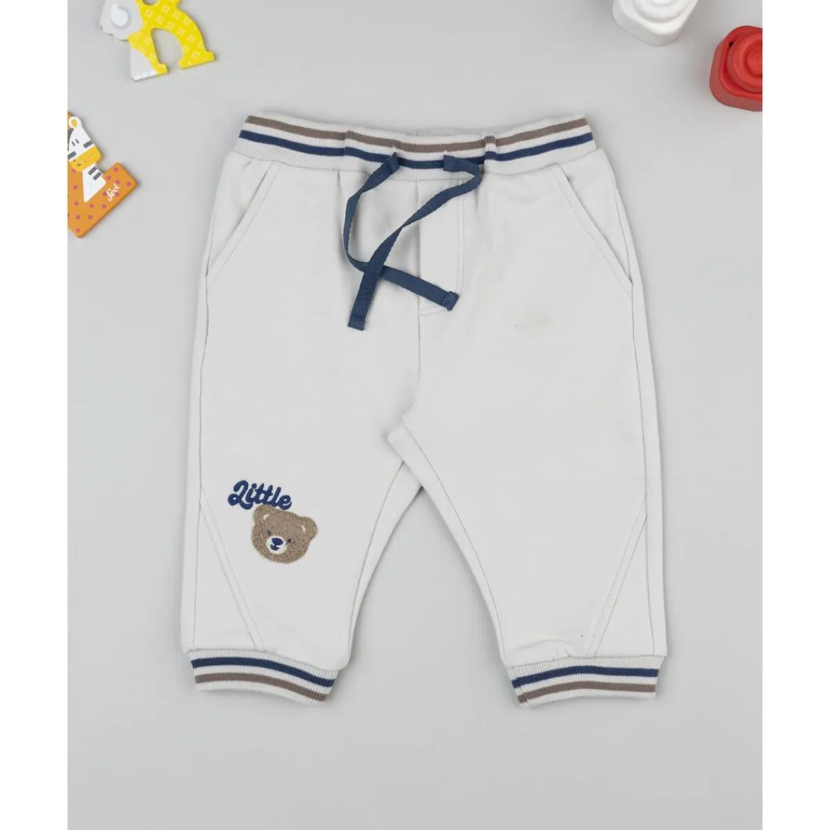 Pantalón gris para niño con parche de oso*Prenatal Sale