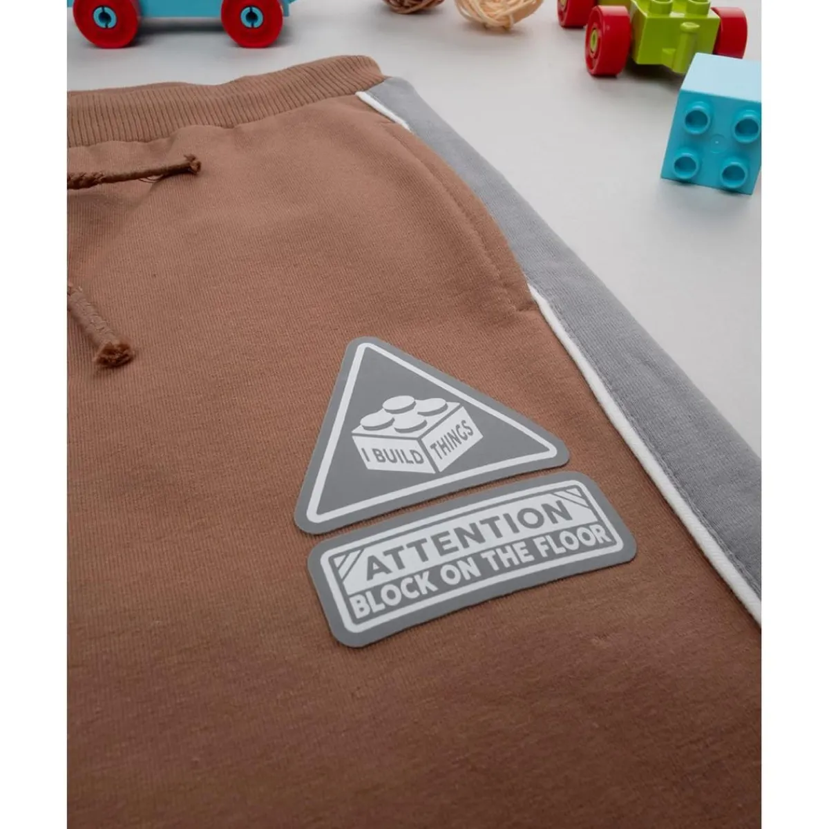 Pantalón niño marrón con bandas laterales Niño 2-10 Años·Vaqueros, Pantalones Y Petos|Niño·Niño 2-10 Años