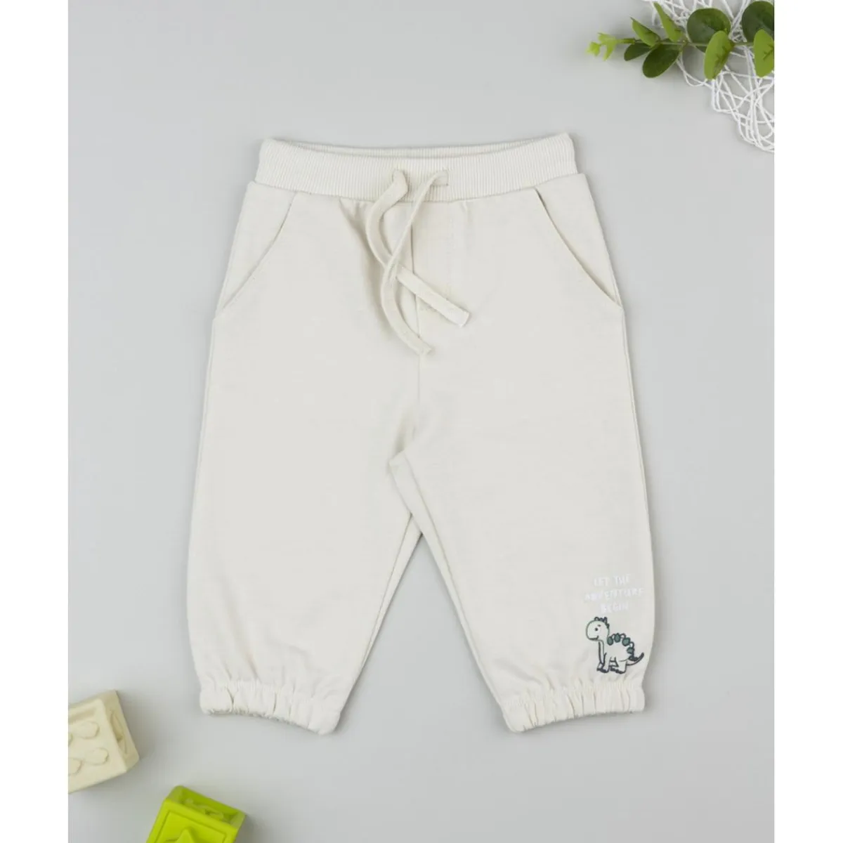 Pantalones niño beige estampado relieve*Prenatal Clearance
