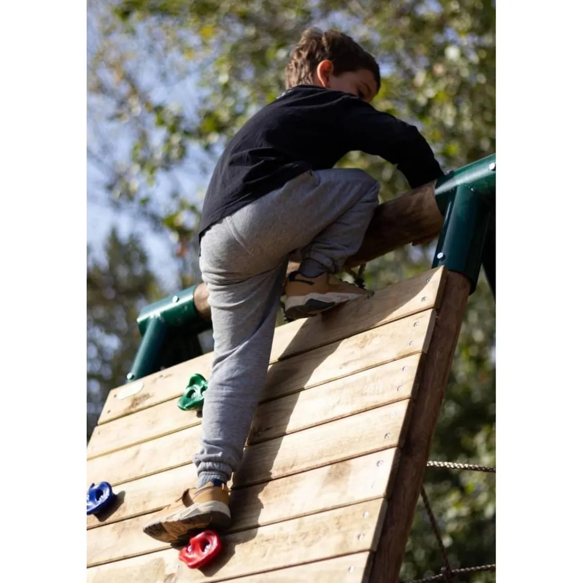 Parque infantil de madera columpios y escalada Timbu*MASGAMES Sale